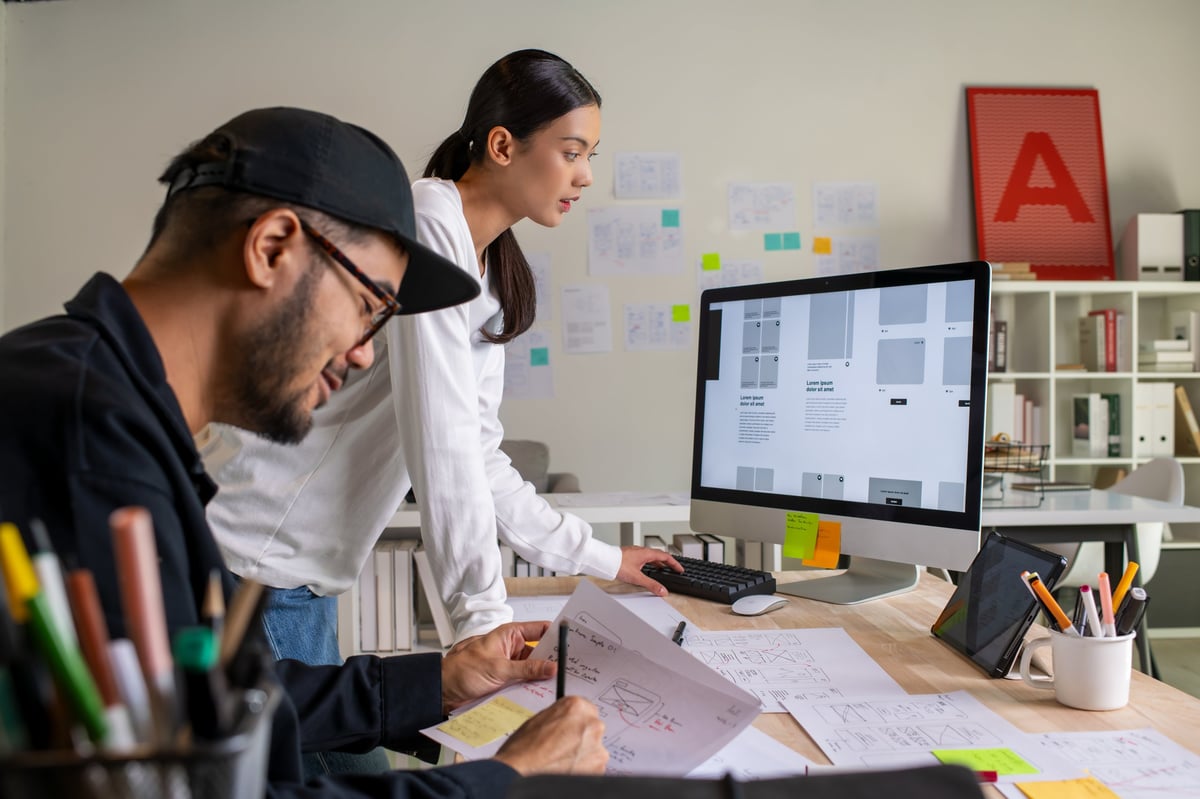 Salasmarket team working on web design